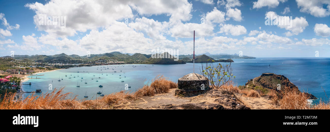 Panorama von Signal Peak auf Rodney Point mit Blick auf die Marigot Bay in der Karibik Insel Saint Lucia an einem klaren Sommer. Stockfoto