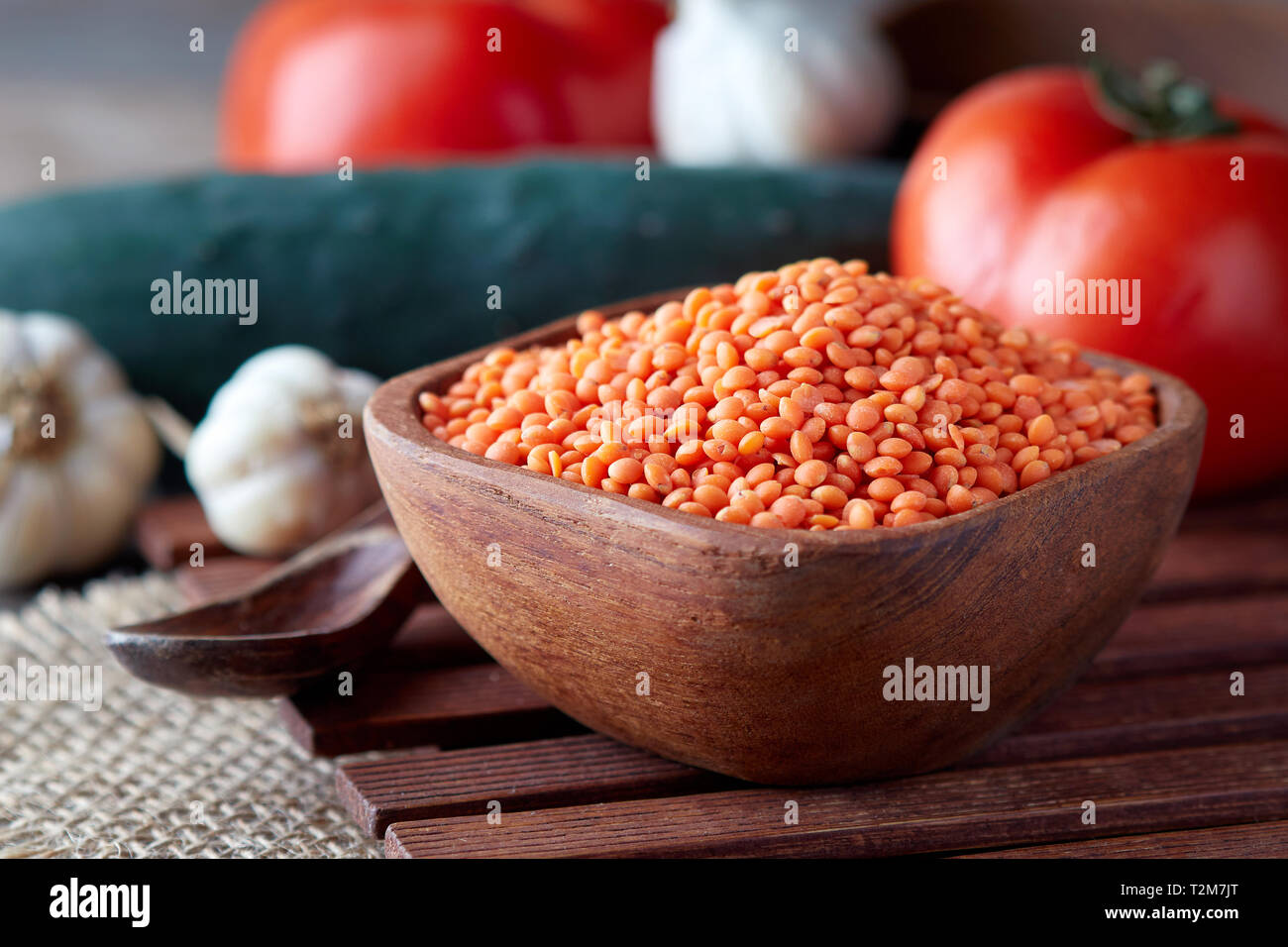 Roh ungekocht rote Linsen (lens culinaris) in Houten Stockfoto