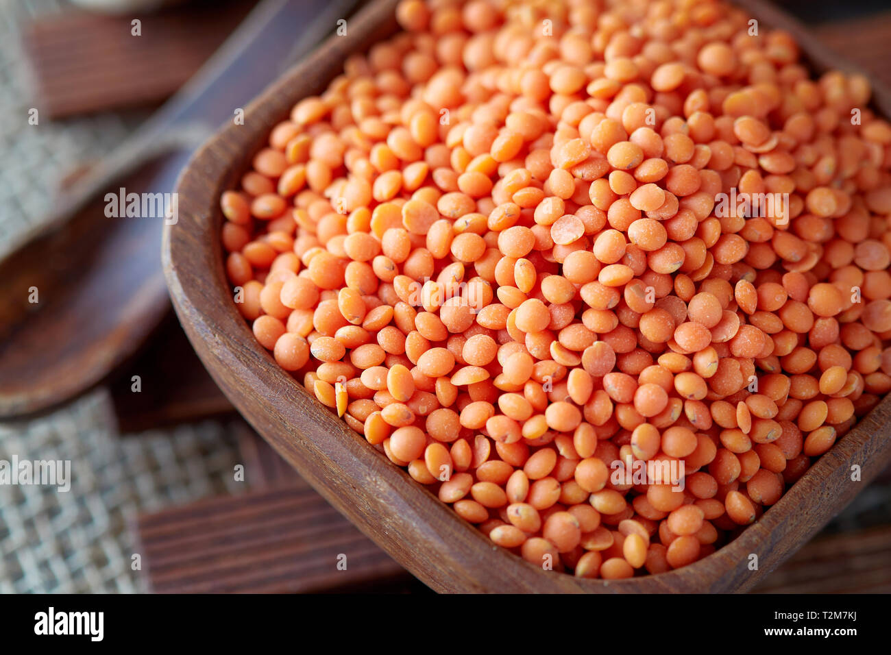 Roh ungekocht rote Linsen (lens culinaris) in Houten Stockfoto