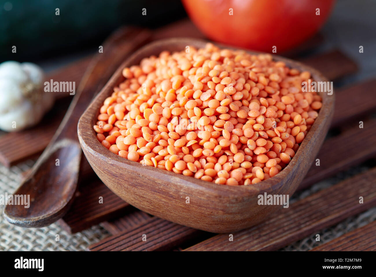 Roh ungekocht rote Linsen (lens culinaris) in Houten Stockfoto