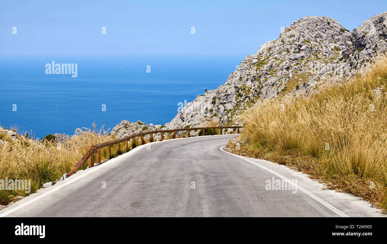 Scenic Mountain Road mit Blick auf das Meer in der Entfernung, Mallorca, Balearen, Spanien. Stockfoto