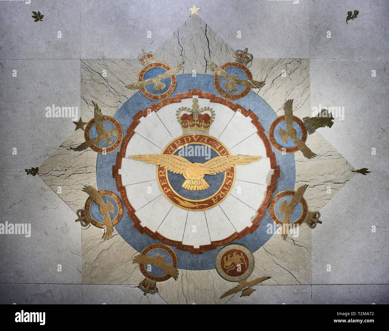 Die Blechbläser und Mosaik auf dem Boden von St Clement Danes Kirche, London, UK. Die RAF Crest wird durch das Wappen von 8 Commonwealth Luftwaffen umgeben Stockfoto