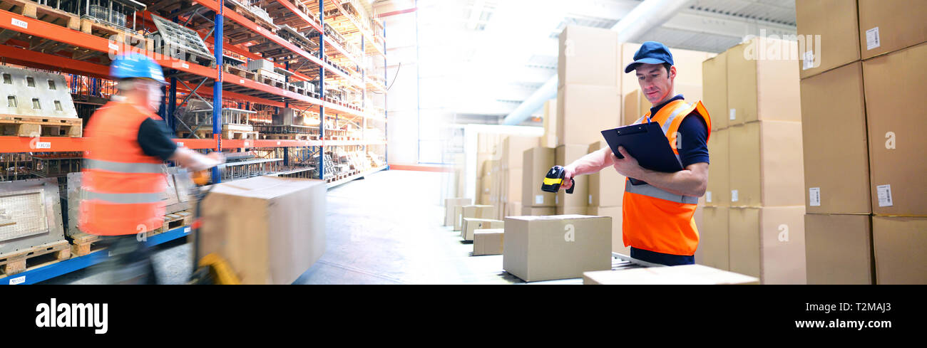 Logistik und Transport Arbeiter in ein Lager mit Waren, die für Lagerung und Versand - Scannen ein Paket Stockfoto