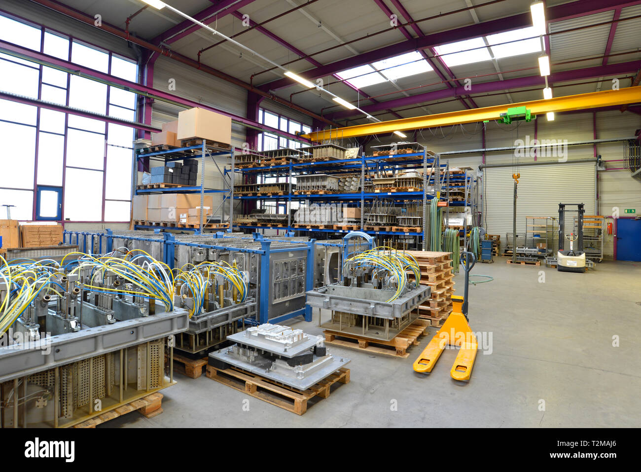 Innenraum eines Industrieunternehmens mit Maschinen und andere technische Einrichtungen Stockfoto