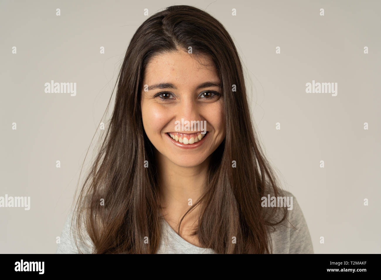 Close up Portrait von attraktiven jungen kaukasischen Latin Frau mit glücklichen Gesicht und schönes Lächeln. Auf neutralem Hintergrund isoliert. In Menschen, positive h Stockfoto Close up Portrait von attraktiven jungen kaukasischen Latin Frau mit glücklichen Gesicht und schönes Lächeln. Auf neutralem Hintergrund isoliert. In Menschen, positive h Stockfoto