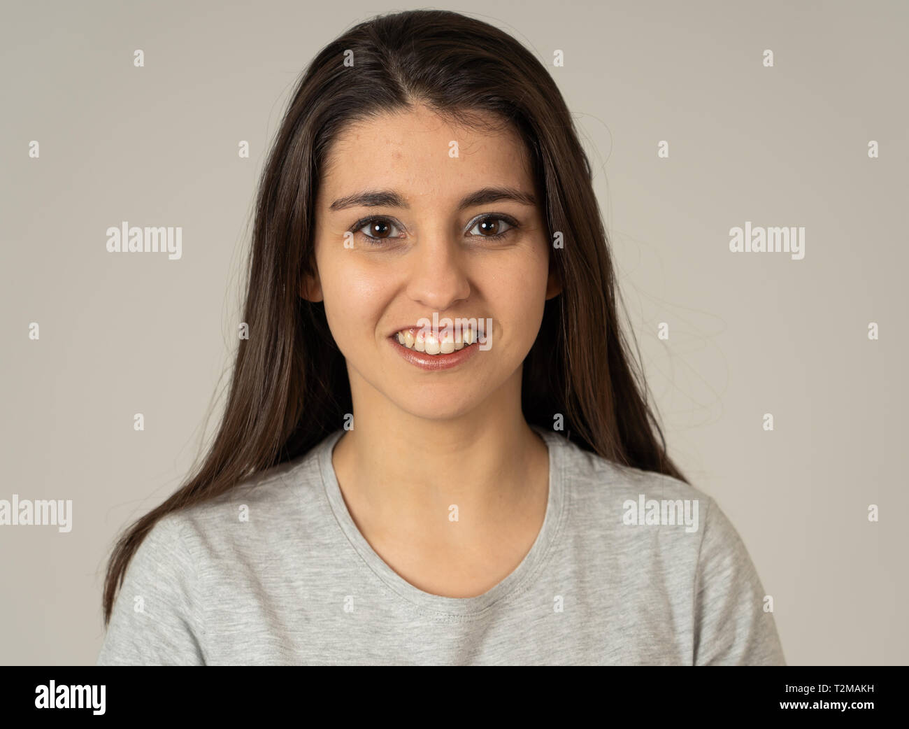 Close up Portrait von attraktiven jungen kaukasischen Latin Frau mit glücklichen Gesicht und schönes Lächeln. Auf neutralem Hintergrund isoliert. In Menschen, positive h Stockfoto