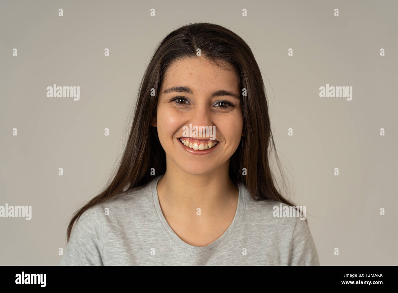 Close up Portrait von attraktiven jungen kaukasischen Latin Frau mit glücklichen Gesicht und schönes Lächeln. Auf neutralem Hintergrund isoliert. In Menschen, positive h Stockfoto