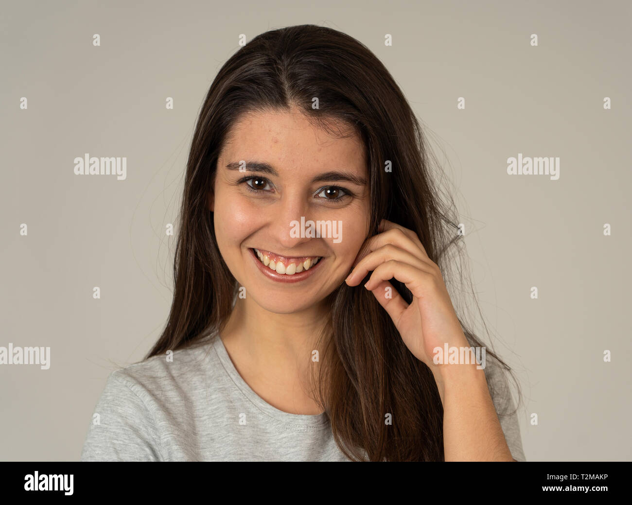 Close up Portrait Of Smiling pretty young Latin Frau mit glücklichen Gesicht, schönes Haar glücklich für die Kamera posieren. Kopieren Sie Platz. In Menschen, die Schönheit Stockfoto