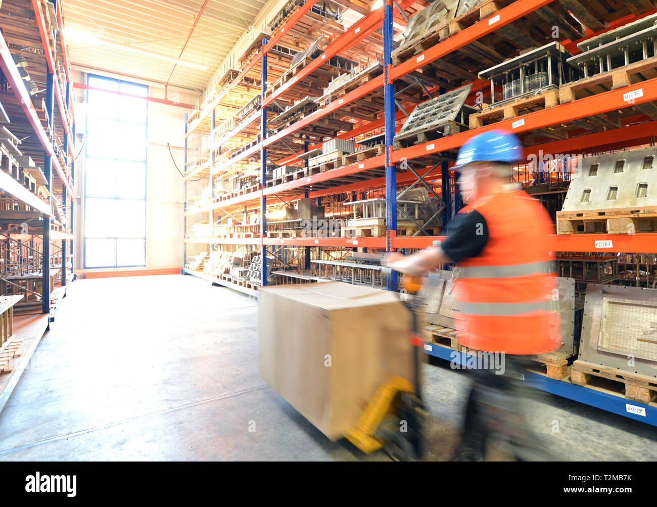 Logistik und Transport Arbeiter in einem Warenlager mit Waren für Lagerung und Versand Stockfoto