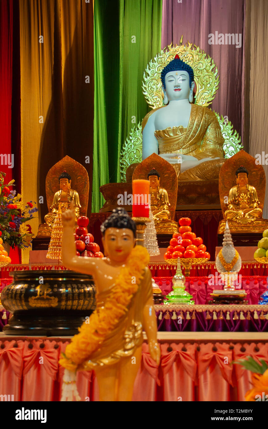Eine Sammlung von tibetischen buddhistischen Heiligtümer durch eine Hauptfigur beherrscht Stockfoto