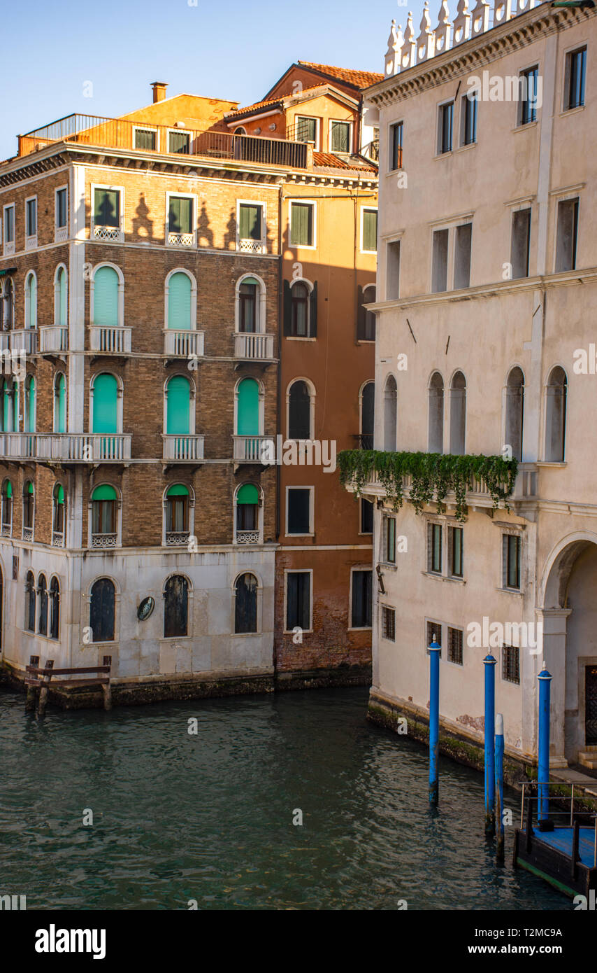 Italien, Venedig, Details und der Blick auf die Gebäude im typisch ...