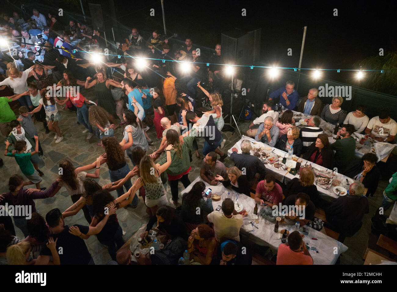 Eine panegyri, oder Dorf Festival der traditionellen Musik und Volkstanz, auf der griechischen Insel Ikaria im Ägäischen Meer. Stockfoto