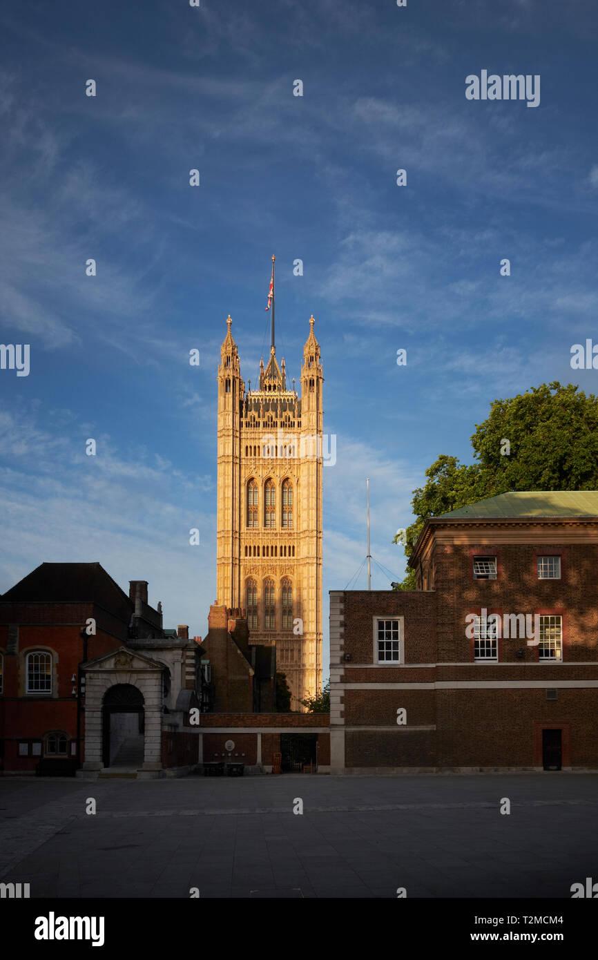 Wenig Dean's Yard, Westminster School, London, UK, zeigt Victoria Tower (Teil des Palace of Westminster) Stockfoto