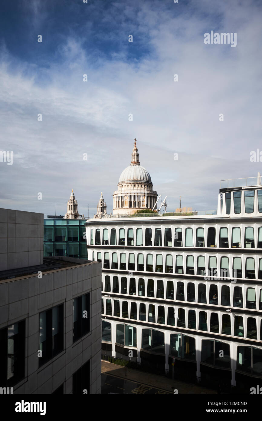 30 Cannon Street, und St Paul's Cathedral, London, UK Stockfoto