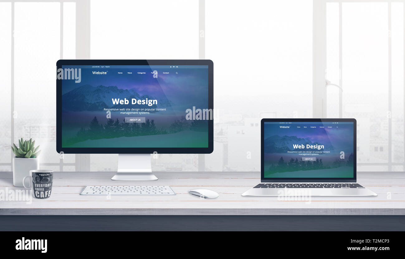 Computer und Laptop auf Web Development Studio Schreibtisch. Konzept des modernen, reaktionsschnellen Web site Design. Stockfoto