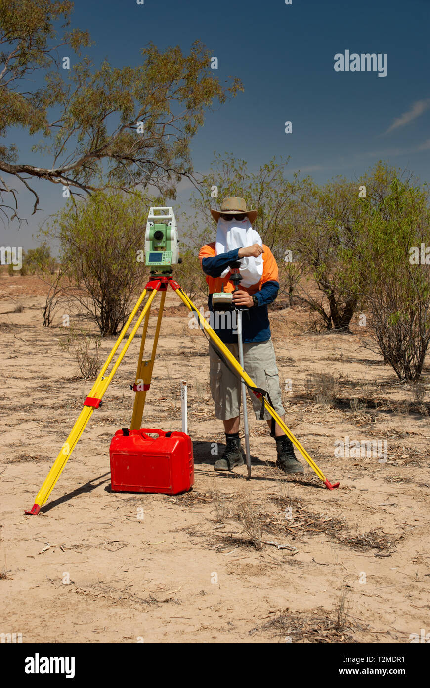 Surveyor mit EDM Leica Theodoliten in extremen Bedingungen im australischen Outback arbeiten Stockfoto