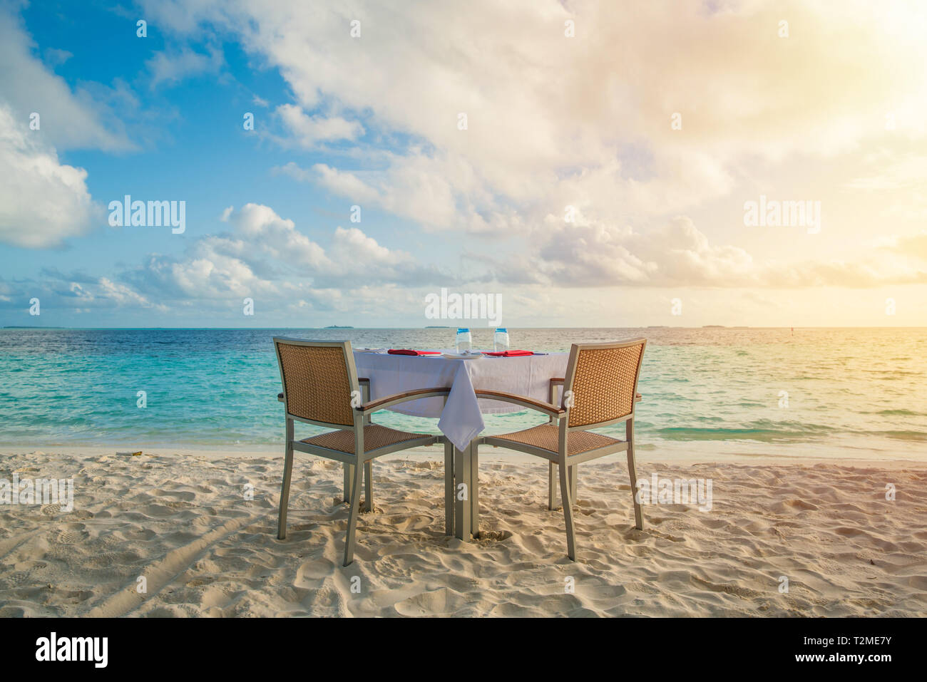 Tisch outdoor neben Meer scenic für romantische Abendessen vorbereiten. Stockfoto