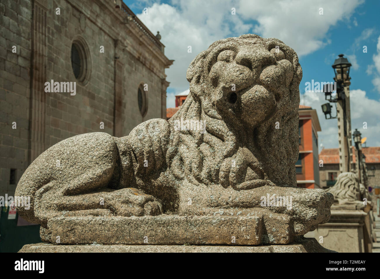 In der Nähe von eleganten Skulptur eines Löwen Schnauze auf Stein in Avila geschnitzt. Mit einer imposanten Mauer rund um die gotische Stadt Zentrum in Spanien. Stockfoto