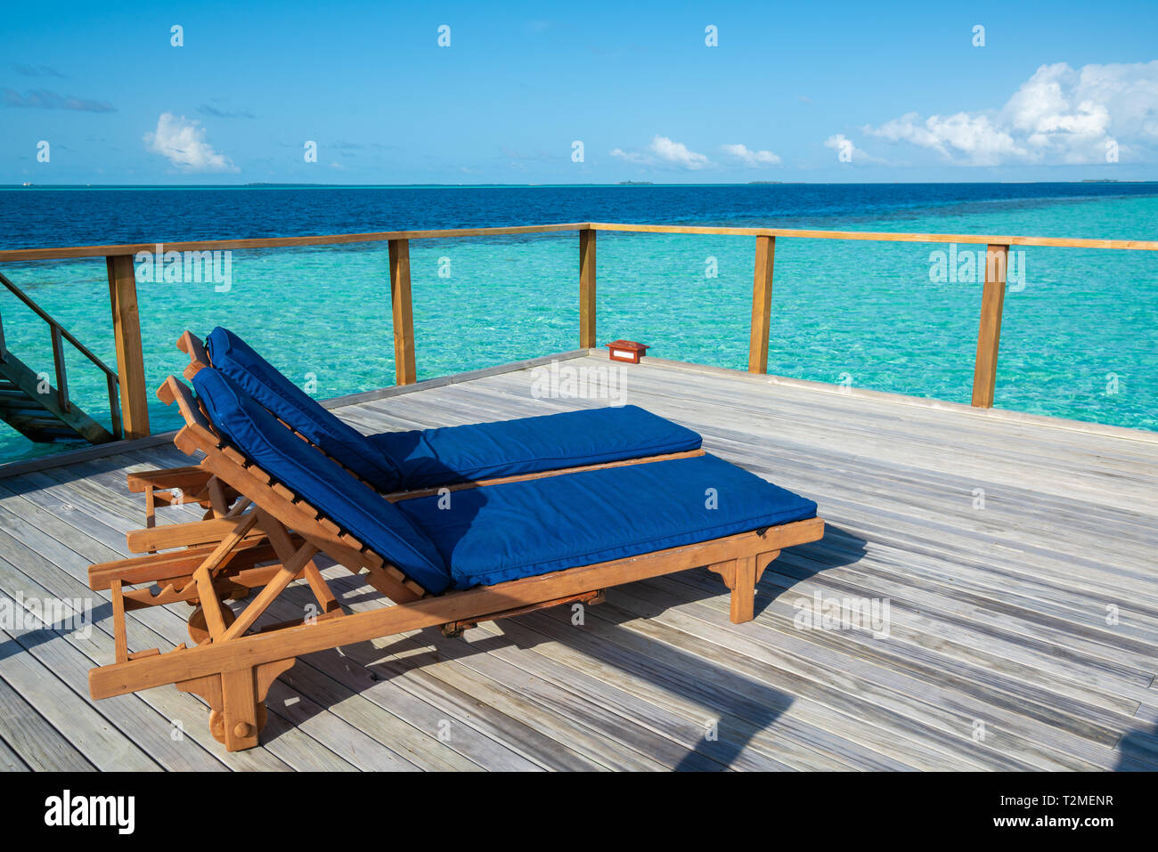 Bett für ein Sonnenbad auf der Terrasse im Hotel für Touristen Stockfoto
