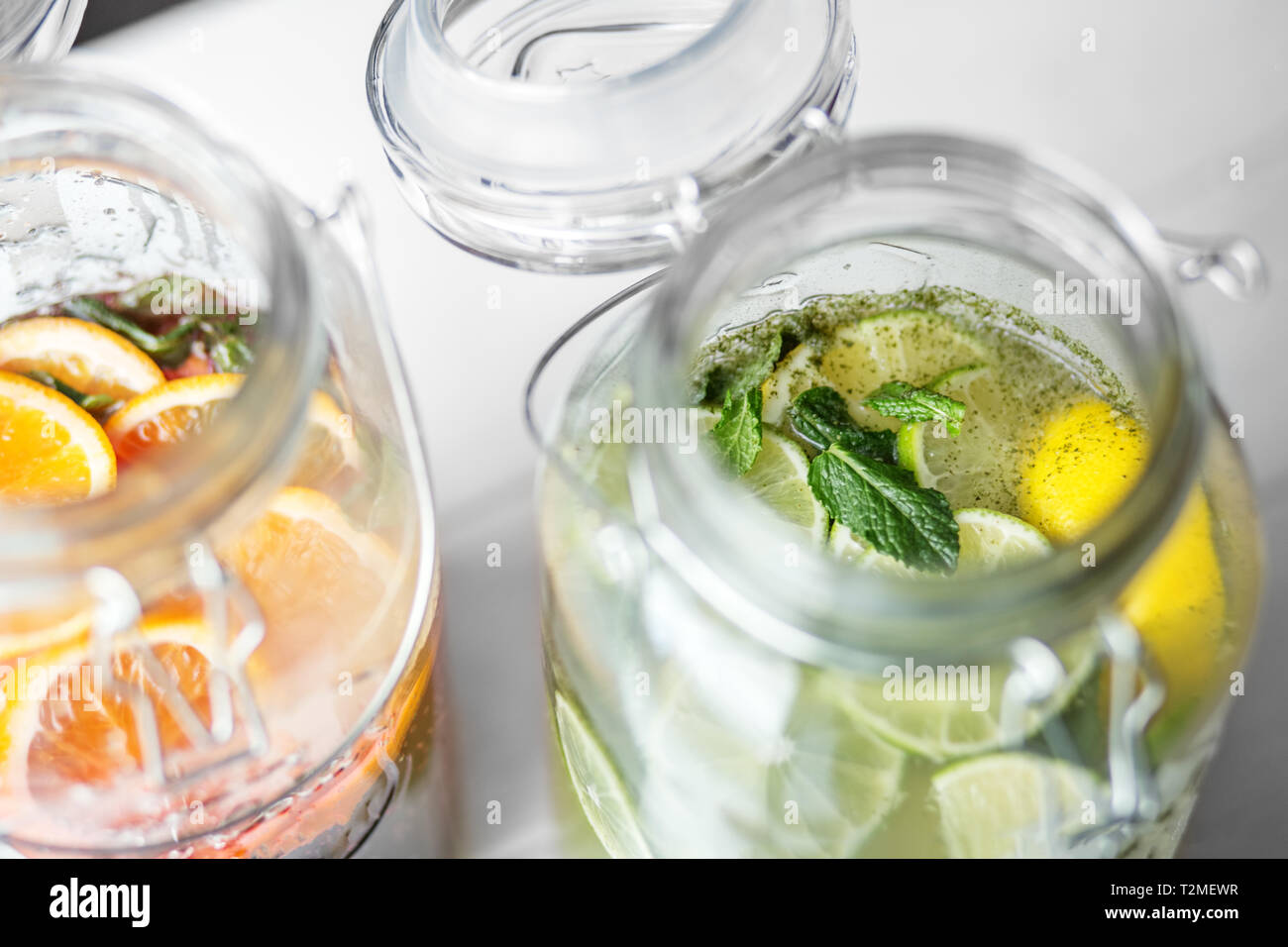 Erfrischende Limonade mit Limette, Saft und Zitrone im Glas. Konzept der Getränke, Sommer, Bar, Rest, gesundes Essen. Stockfoto