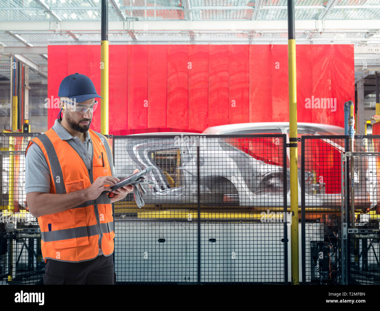 Das zusammengesetzte Bild der Arbeiter mit Autos in auto Fabrik Stockfoto