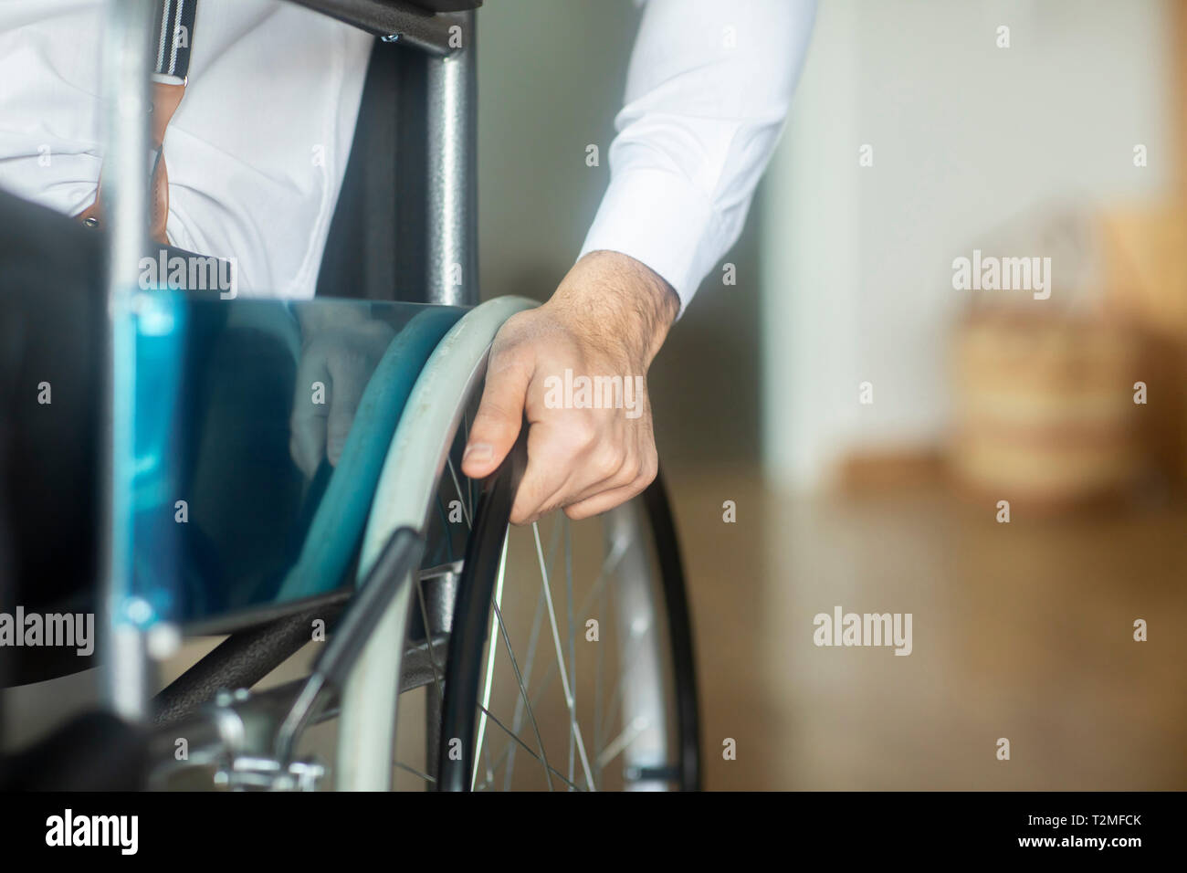 Hand auf Rad der Rollstuhl Stockfoto