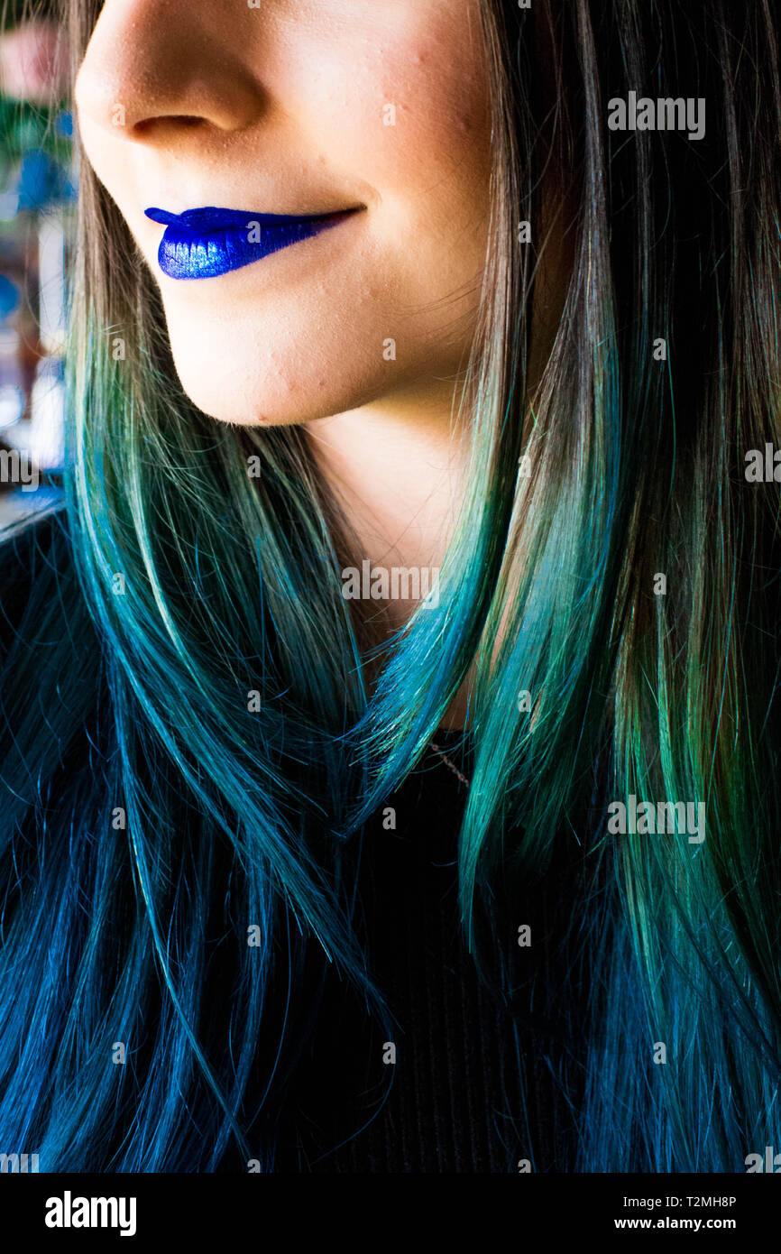 Junge Frau mit blauen Lippenstift und blauer Farbstoff Haar Stockfotografie  - Alamy