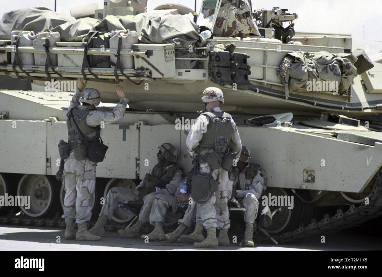 30. Oktober 1993 US-Soldaten Schutz vor der Hitze in den Schatten Ihrer M1A1 Abrams Panzer der 24 Infanterie Division, 1.BATAILLON der 64th Armored Regiment. Sie haben gerade in den neuen Hafen in Mogadischu, Somalia angekommen. Stockfoto