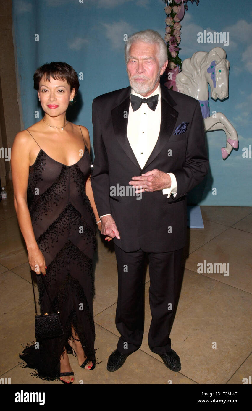 LOS ANGELES, Ca. Oktober 28, 2000: Schauspieler James Coburn & Frau Paula am Karussell der Hoffnung Ball 2000 im Beverly Hilton Hotel. © Paul Smith/Featureflash Stockfoto