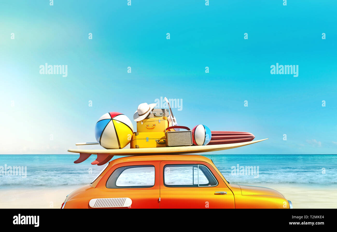 Kleine retro Auto mit Gepäck, Gepäck und Ausrüstung für den Strand auf dem Dach, komplett verpackt, bereit für den Sommerurlaub, Konzept einer Straße Reise mit Familie und Stockfoto