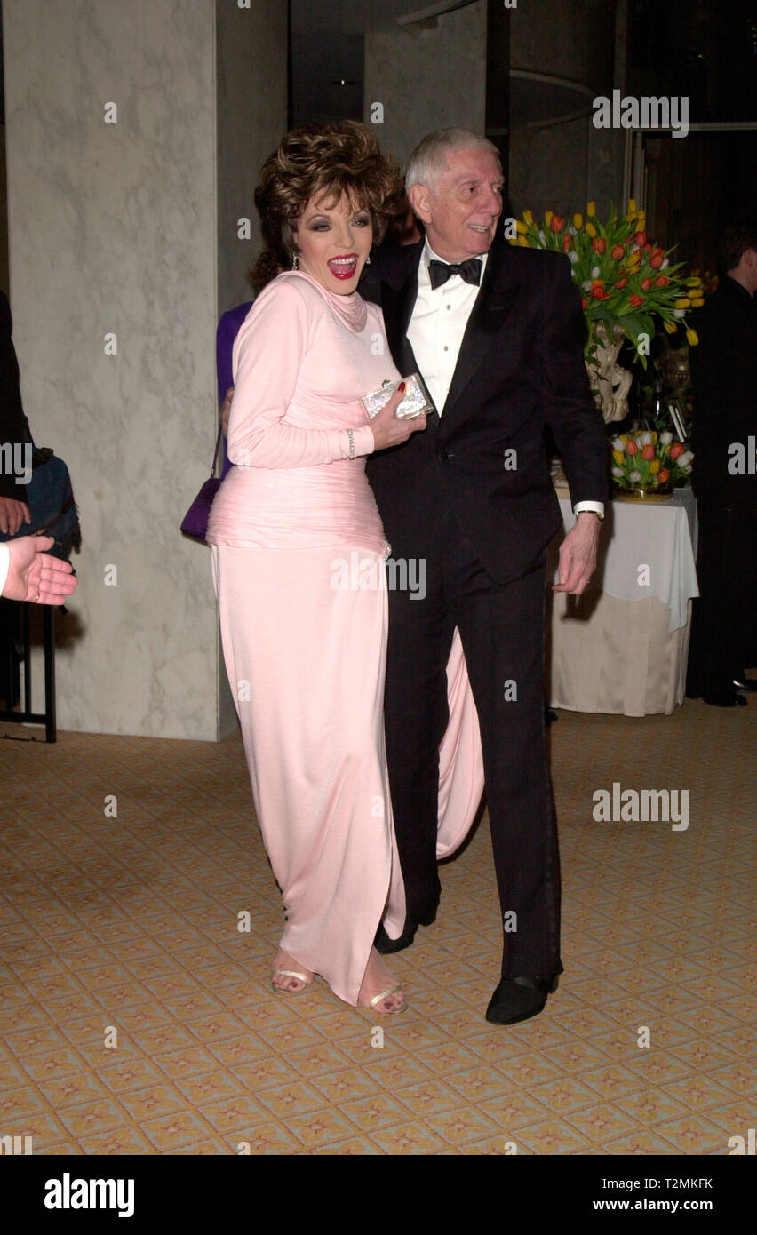 LOS ANGELES, Ca. Februar 12, 2000: Schauspielerin Joan Collins & Produzent Aaron Spelling im Costume Designers Guild Awards in Beverly Hills. Sie trägt ein Kleid erstellt von Nolan Miller, der die Kostüme für die TV-Serie 'Dynasty konzipiert.' © Paul Smith/Featureflash Stockfoto