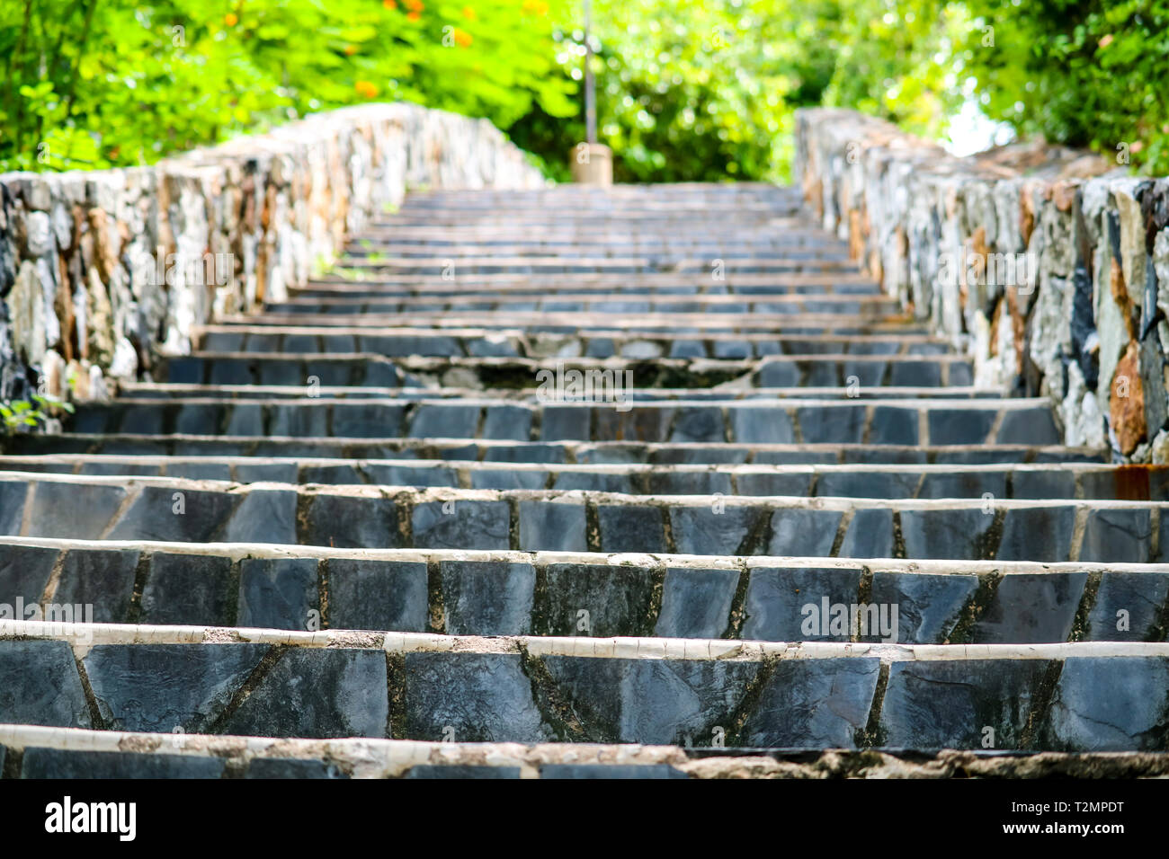 Granit Treppen Und Mauern In Den Garten Und Die Grune Baume