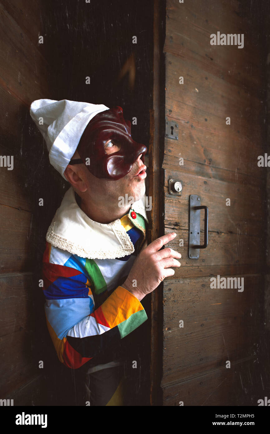 Die Maske der Arlecchino. Blick aus der Tür Stockfoto