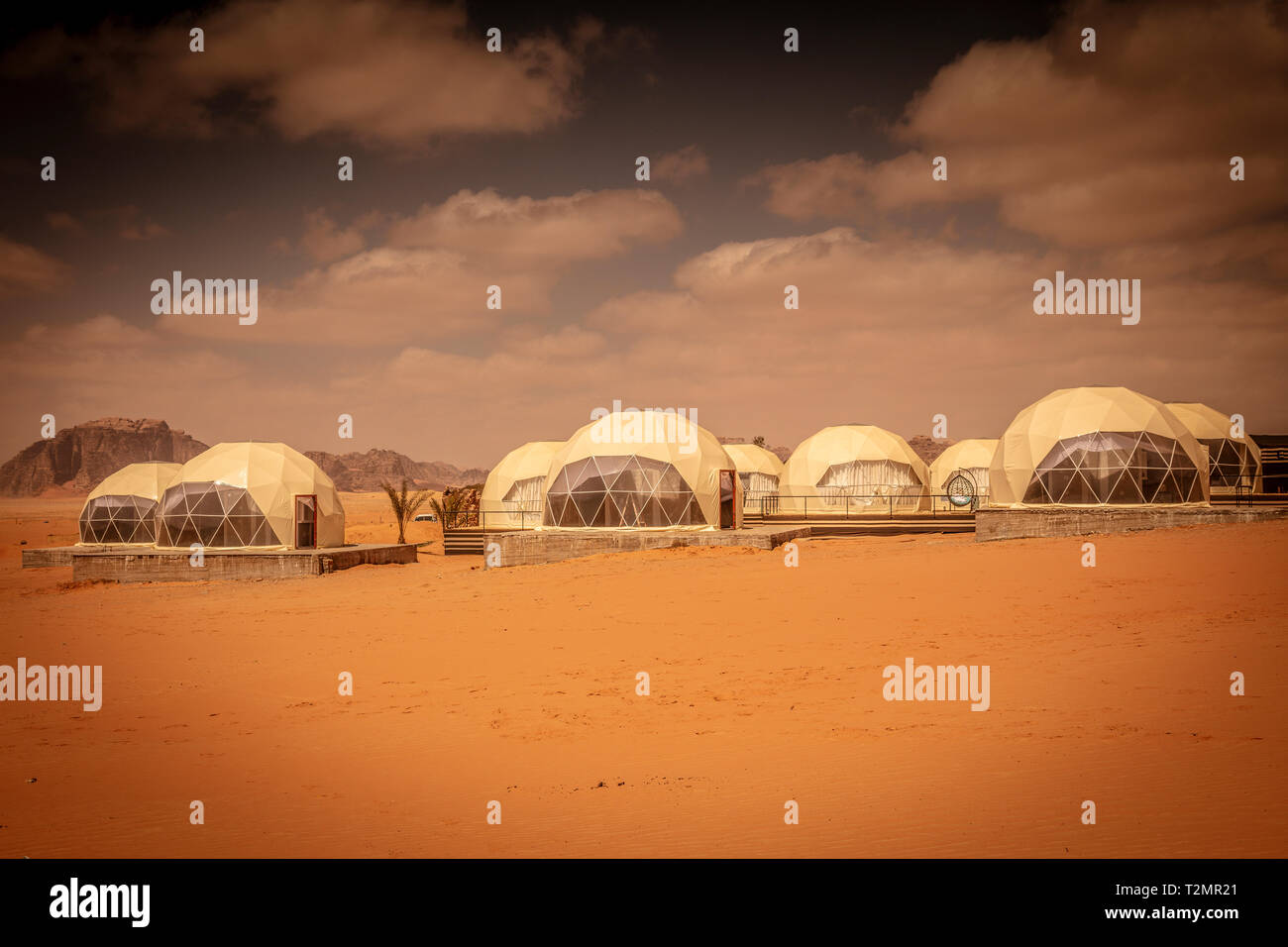 Wadi Rum Wüste, Jordanien. Blick auf ein Resort, das Kuppeln Wohnungen durch den Film Mars inspiriert. Einige noch im Bau. Stockfoto