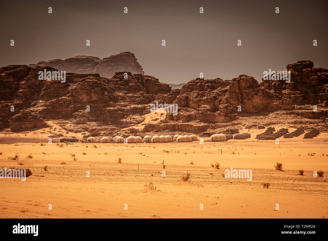 Wadi Rum Wüste, Jordanien. Resort Hotel mit Beduinenzelten und Luxus Kuppeln von der Mars Film inspiriert. Rocky Mountains im Hintergrund. Stockfoto