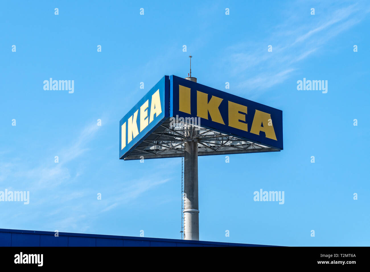 Coruna, Spanien - 01 April 2019: IKEA Zeichen auf blauem Himmel Hintergrund Stockfoto