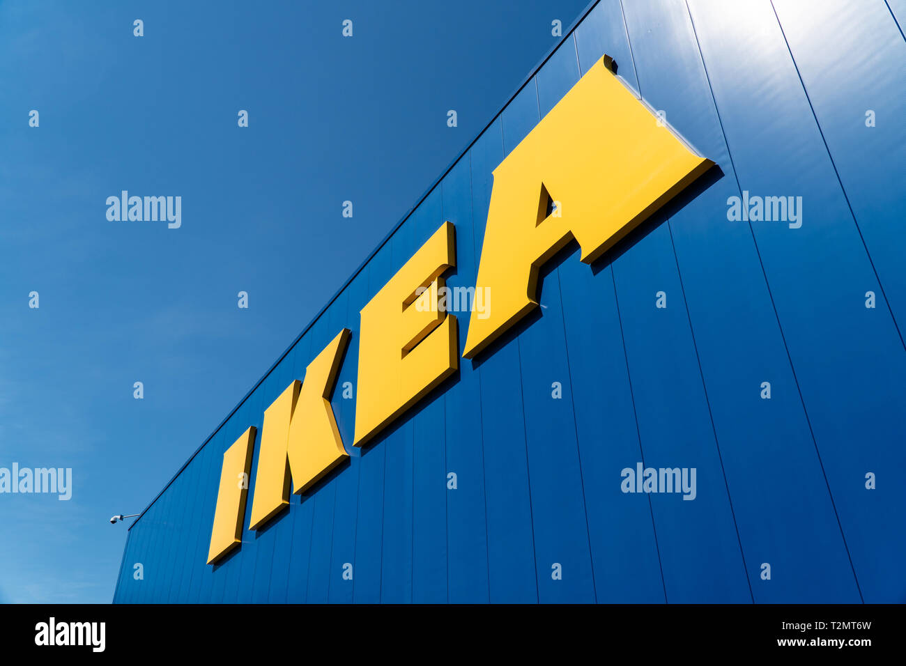 Coruna, Spanien - 01 April 2019: IKEA-Zeichen auf einer Fassade an einem sonnigen Tag Stockfoto