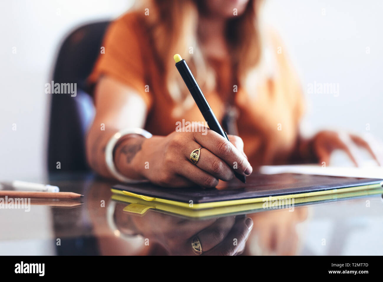 Nahaufnahme der Hand einer Illustrator machen die Konstruktion mit einer Zeichnung Pad. 7/8 Schuß eines weiblichen kreativer Künstler arbeiten an einer digitalen Zeichnung Pad. Stockfoto