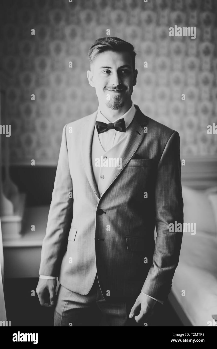 Die bräutigame morgen Vorbereitung. Schöner Mann anziehen und die Vorbereitung auf die Hochzeit. Stockfoto