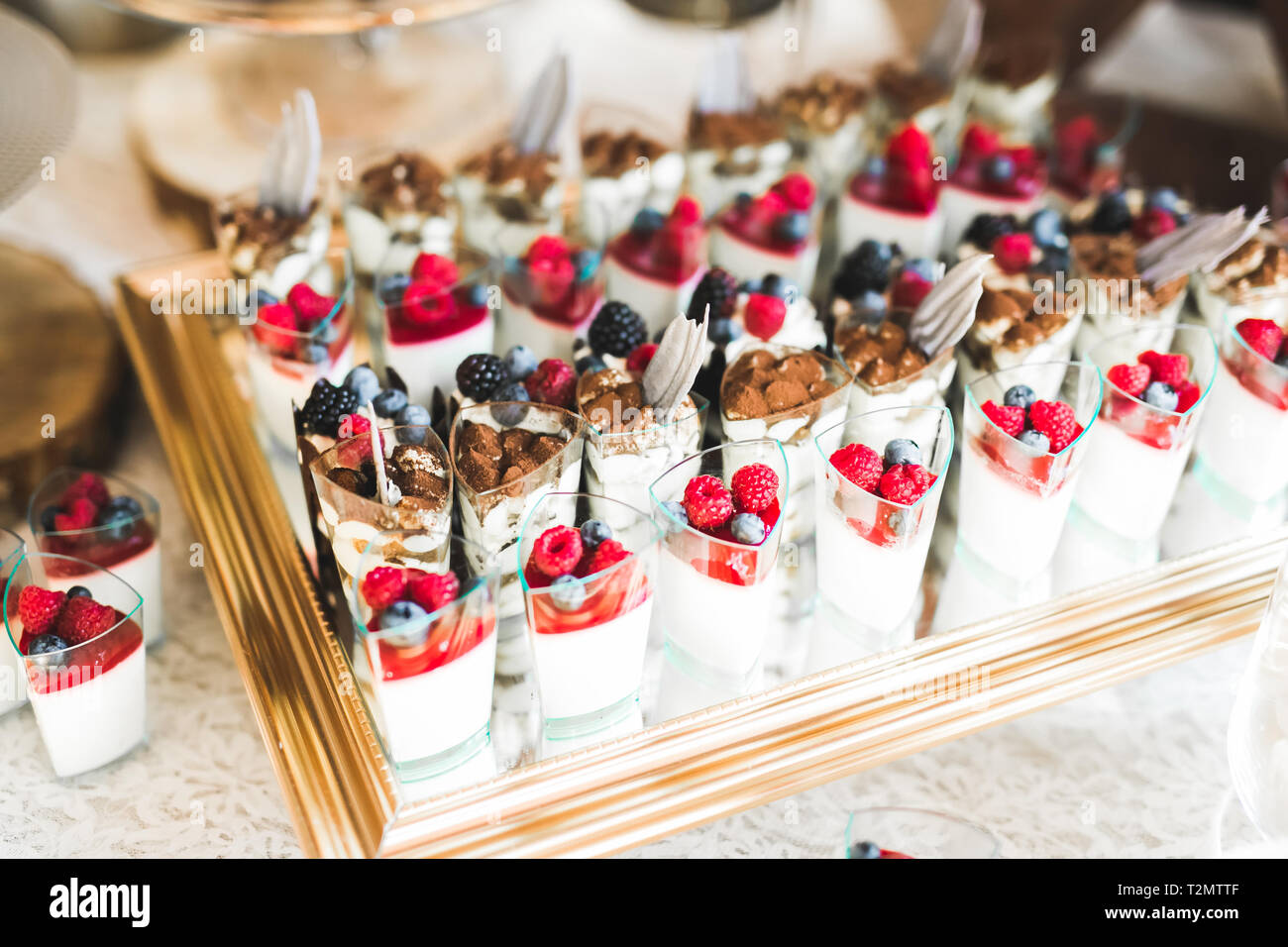 Leckere Süßigkeiten auf Hochzeit candy Buffet mit Dessert, Cupcakes  Stockfotografie - Alamy