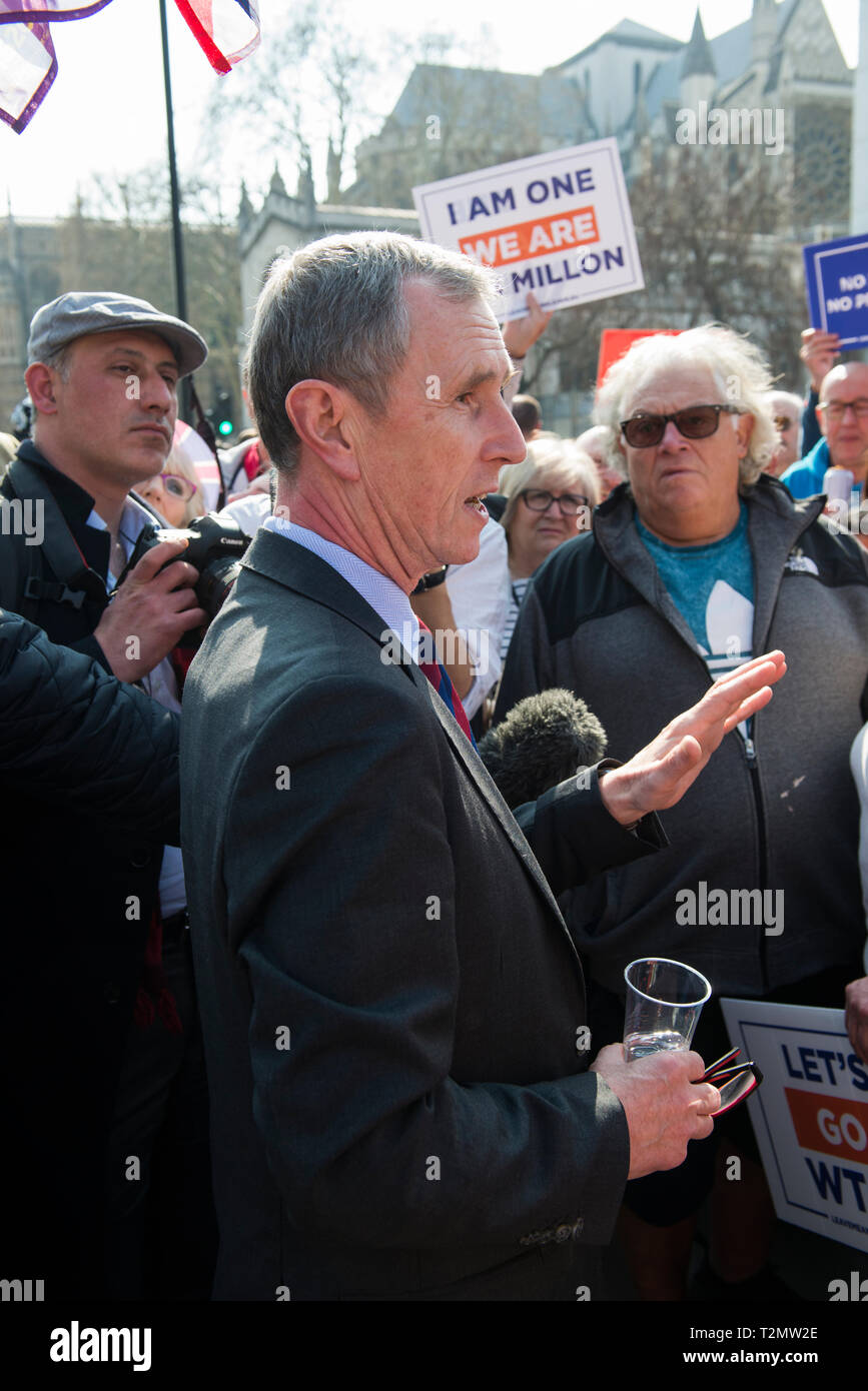 Nigel Evans MP, sprechen außerhalb der Häuser des Parlaments am 29. März 2019 und dem ursprünglichen, dass Großbritannien sollte die EU zu verlassen. Stockfoto