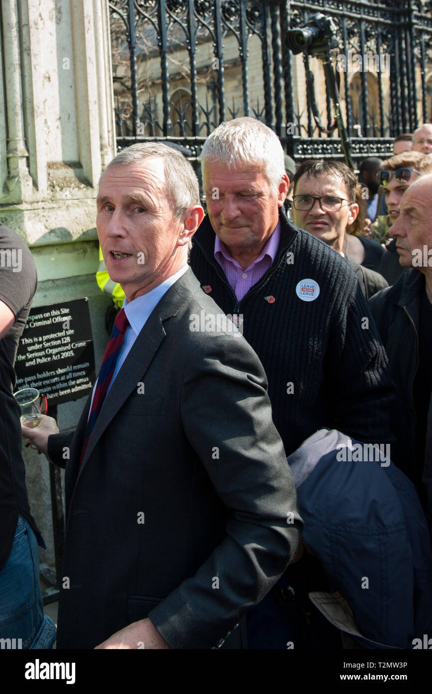 Nigel Evans MP, sprechen außerhalb der Häuser des Parlaments am 29. März 2019 und dem ursprünglichen, dass Großbritannien sollte die EU zu verlassen. Stockfoto