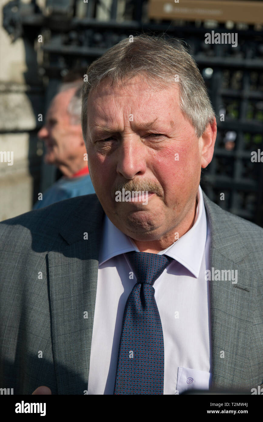 Sammy Wilson DUP MP außerhalb des Houses of Parliament, London Am 29. März 2019 Der Tag, an dem die Großbritannien wurde bedeutet, die EU zu verlassen. Stockfoto