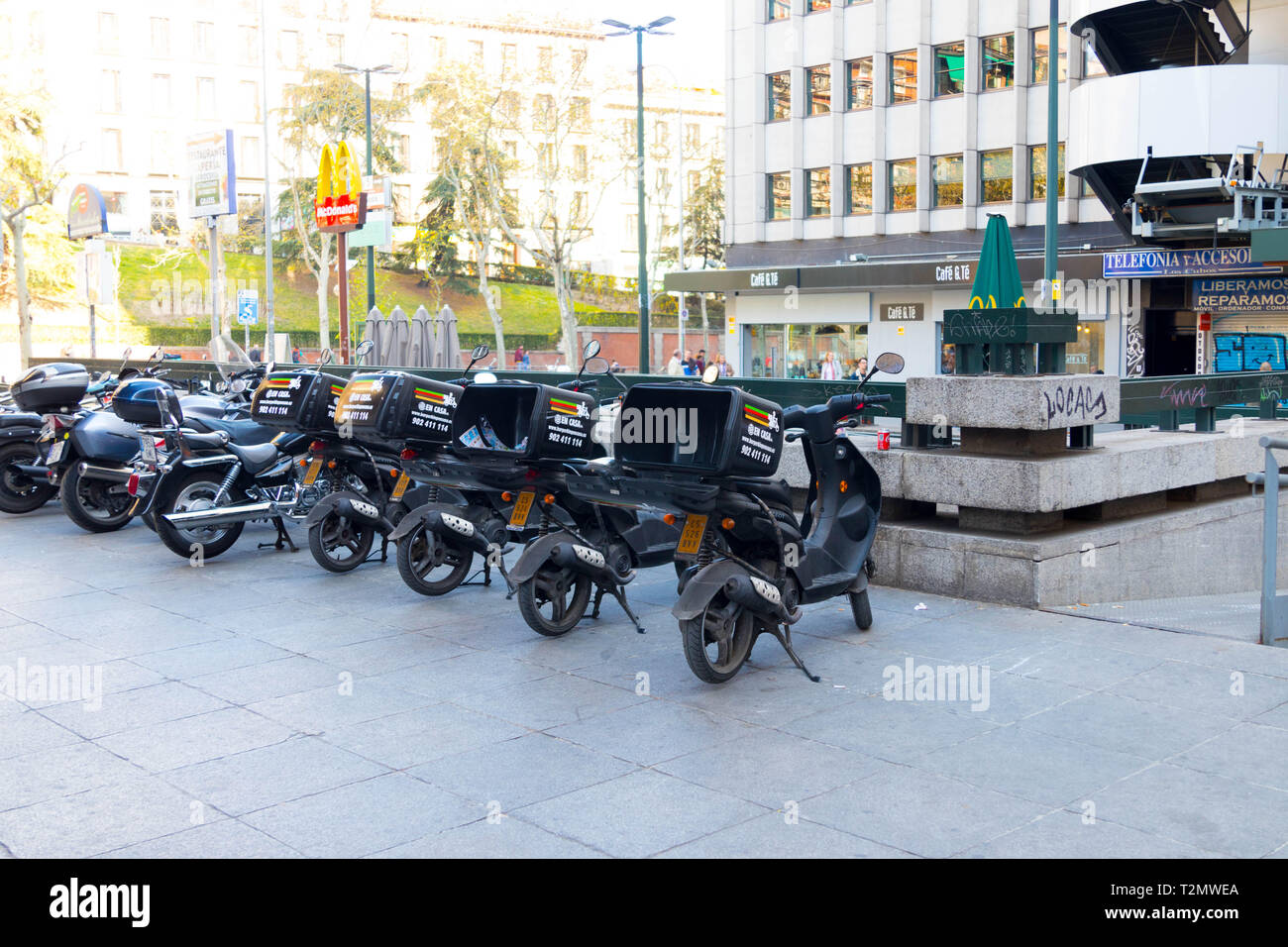 Burger King Delivery roller Service in Madrid Spanien Stockfotografie -  Alamy