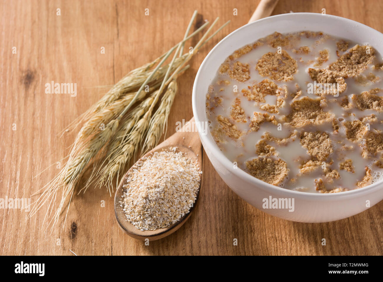 Hafer Milch und Getreide auf dem Holztisch. Stockfoto