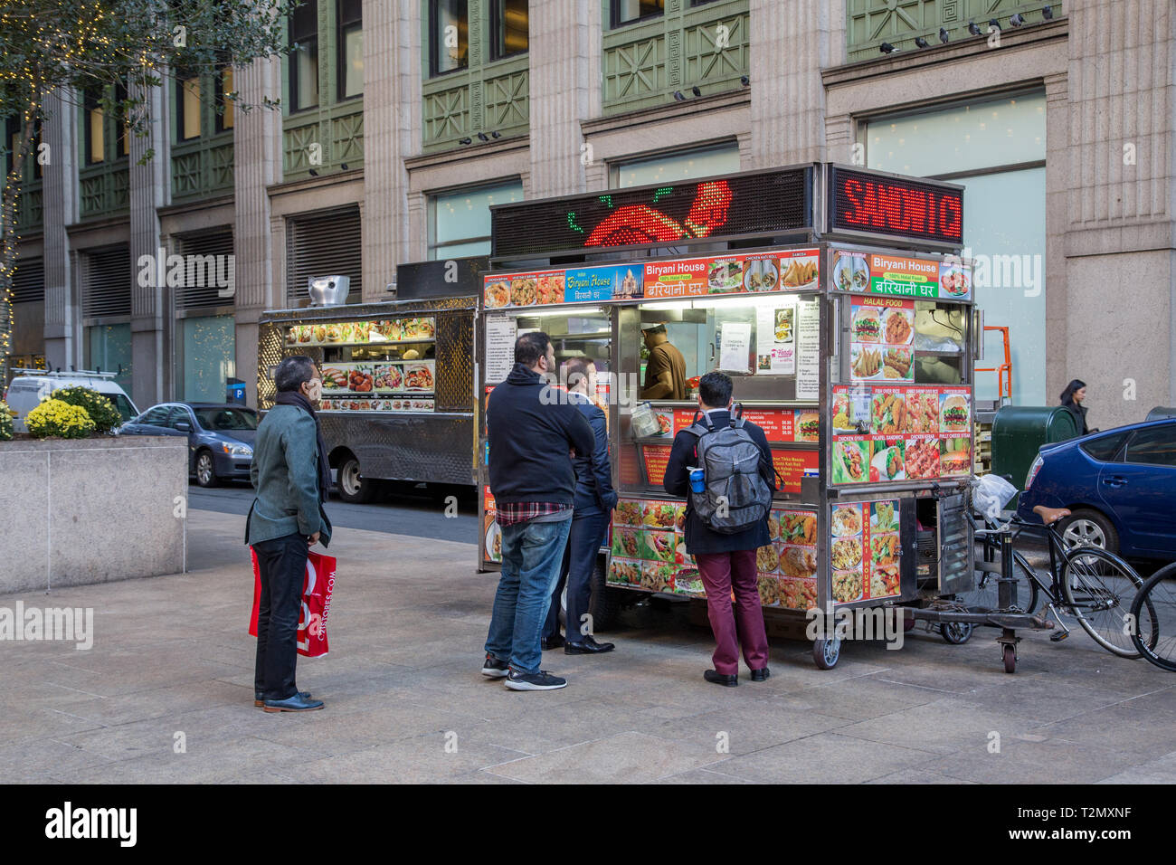 New York, Vereinigte Staaten von Amerika - November 18, 2016: Die Menschen essen Bestellen an einer Garküche in Lower Manhattan. Stockfoto