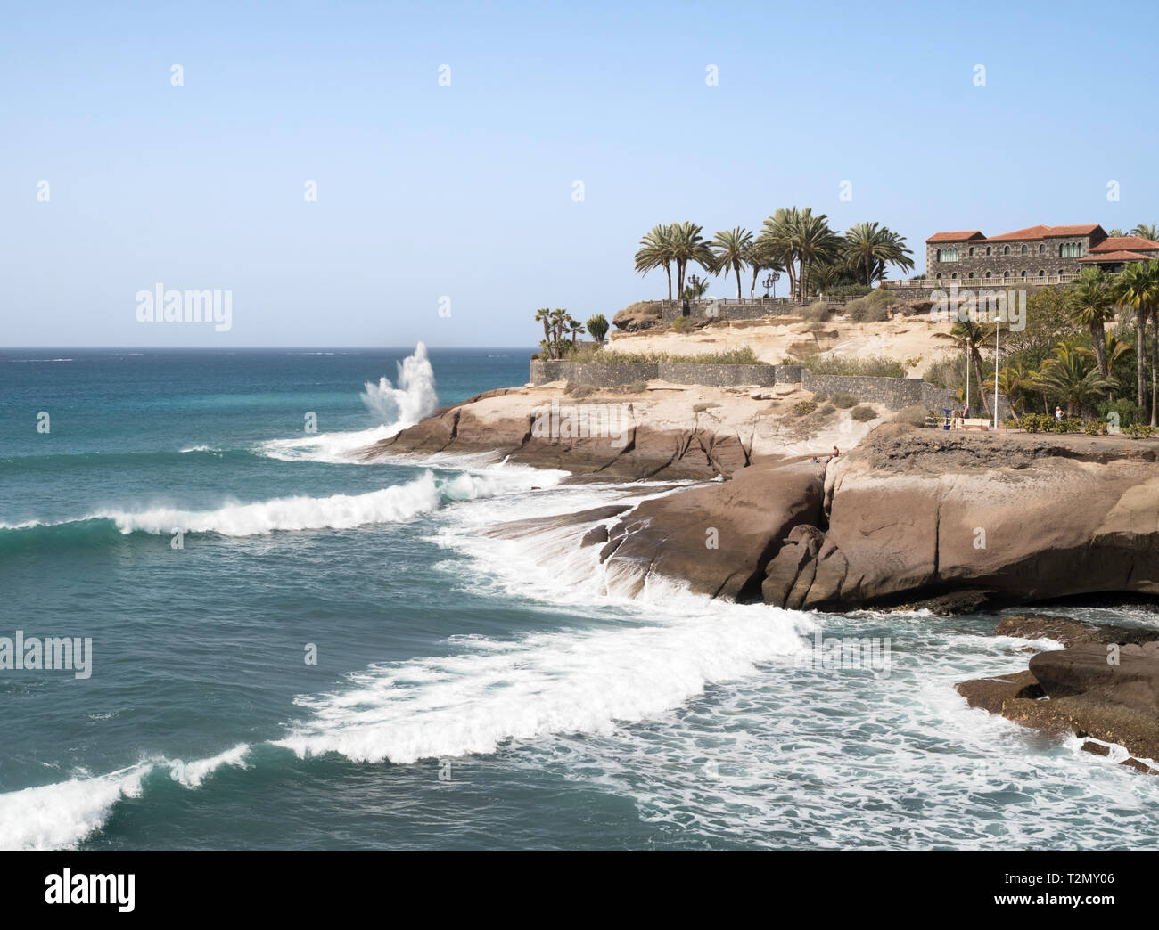 Welle bricht über landspitze in Costa Adeje, Teneriffa, Kanarische Inseln Stockfoto