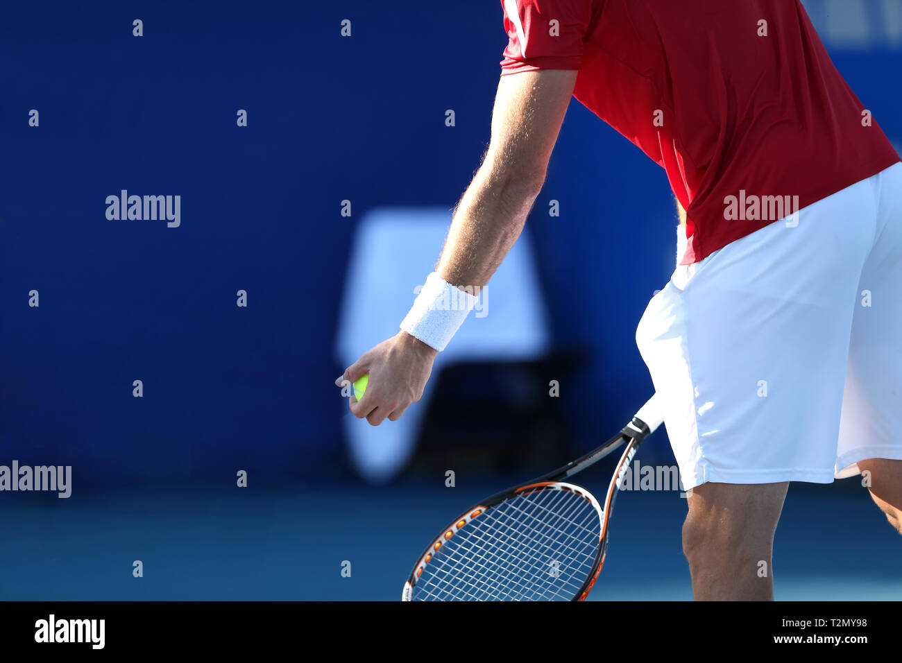 Mann spielt Tenis auf blauem Hintergrund Stockfoto