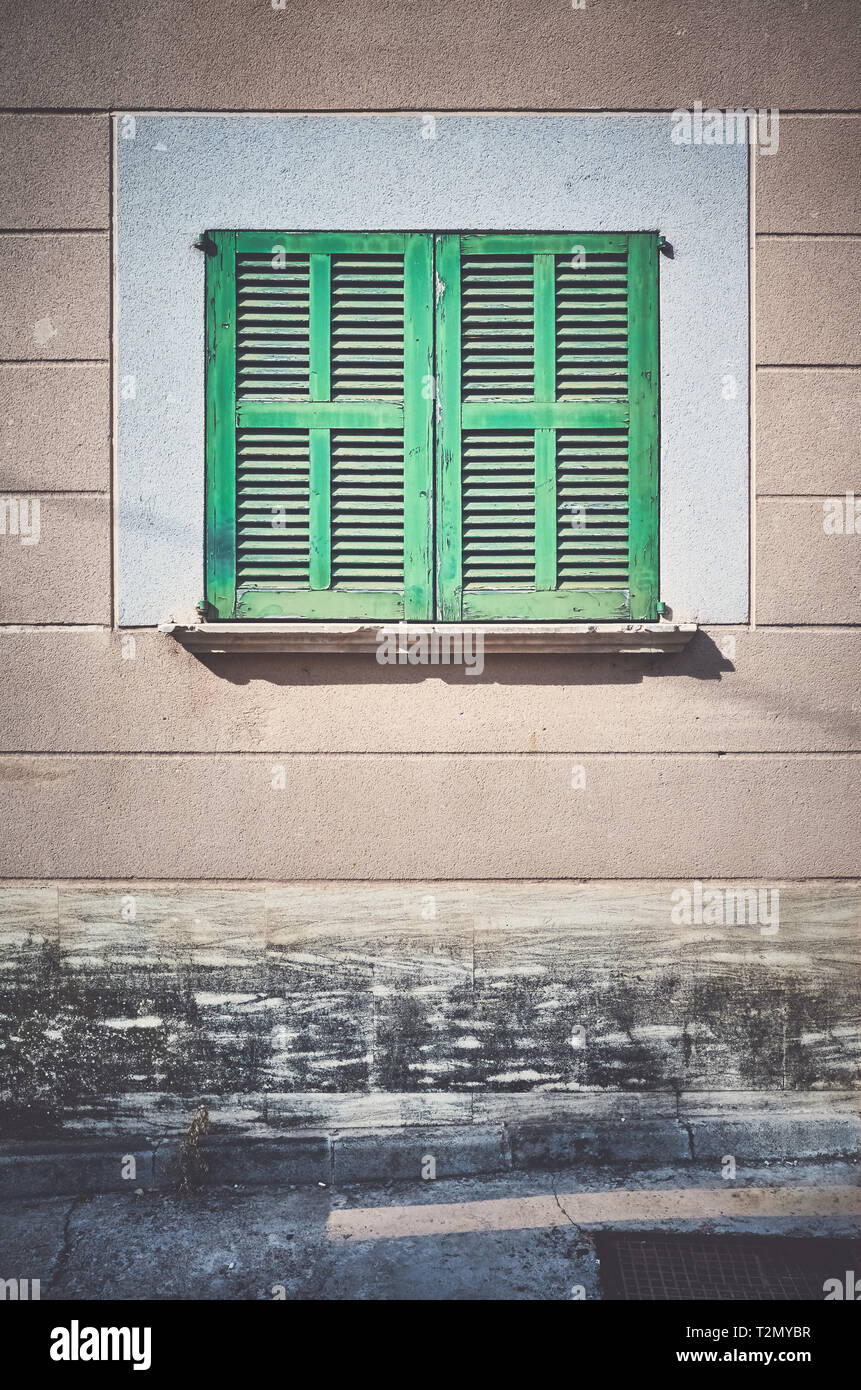 Alte, Geschlossene Fensterläden ein Haus im mediterranen Stil, Farbe Tonen angewendet. Stockfoto
