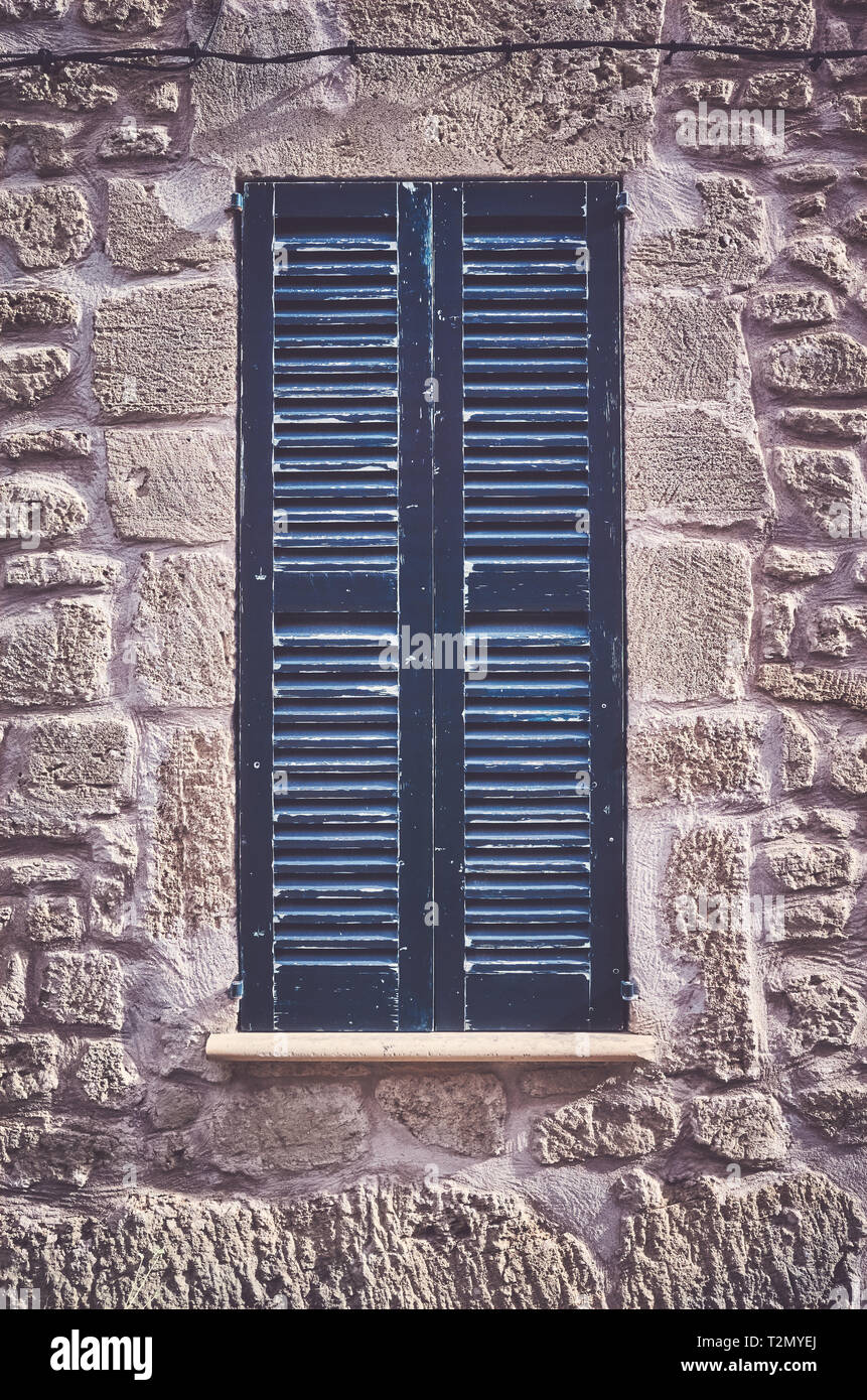 Alte, Geschlossene Fensterläden ein Haus im mediterranen Stil, Farbe Tonen angewendet. Stockfoto